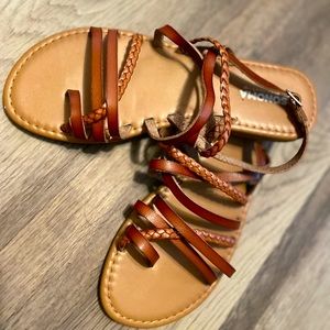 Women’s Strappy flat sandals, size 8.